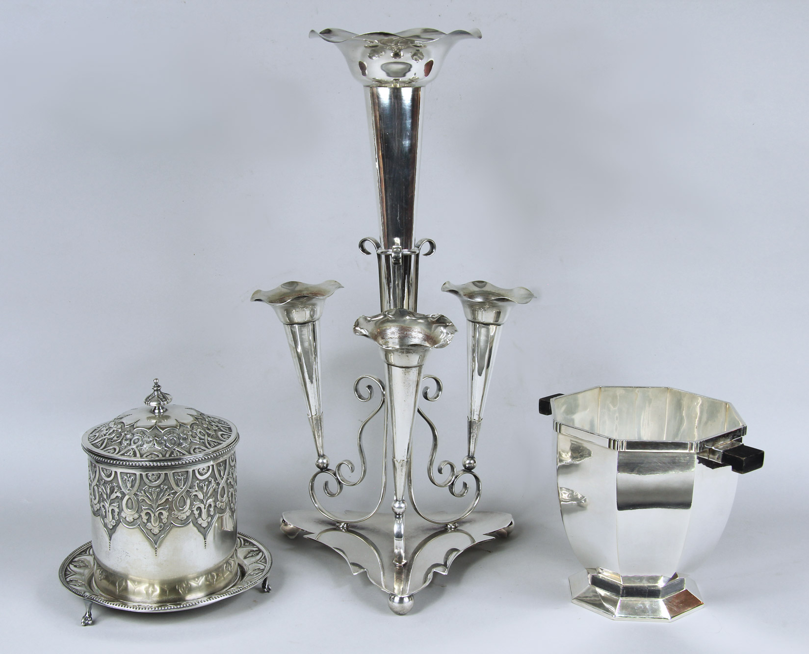 Lotes 732, 727 y 715: 
																		BISCOCHERA INGLESA DE METAL PLATEADO CON TAPA Y FUENTE. 
																		CENTRO INGLES DE METAL PLATEADO PARA FLORES. 
																		FRAPERA FRANCESA ART DECO DE METAL CHRISTOFLE PLATEADO.
