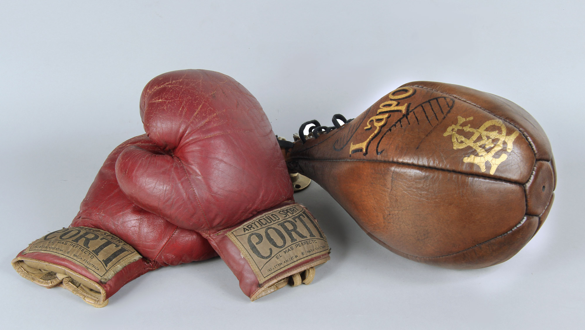  ANTIGUO CONJUNTO DE CUERO PARA BOXEO. 