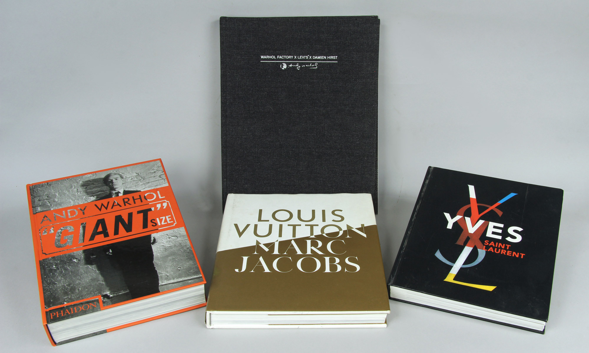 CUATRO LIBROS DIFERENTES SOBRE ARTE Y MODA. CUATRO LIBROS DIFERENTES SOBRE ARTE Y MODA.