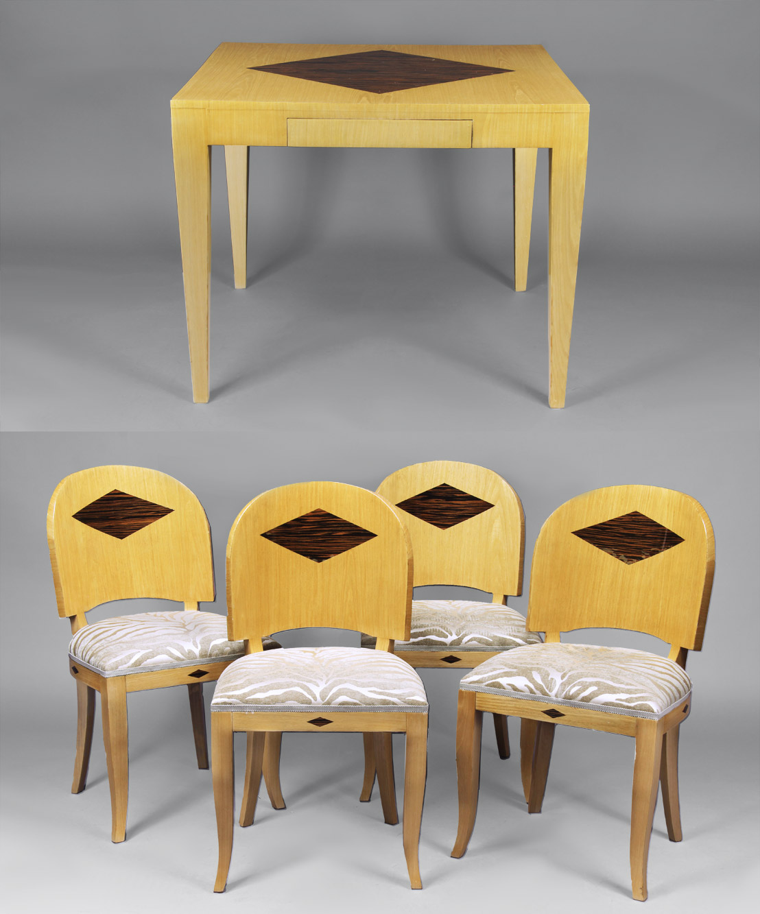  MESA DE JUEGO Y CUATRO SILLAS PARA JUEGO ESTILO ART DECO. 