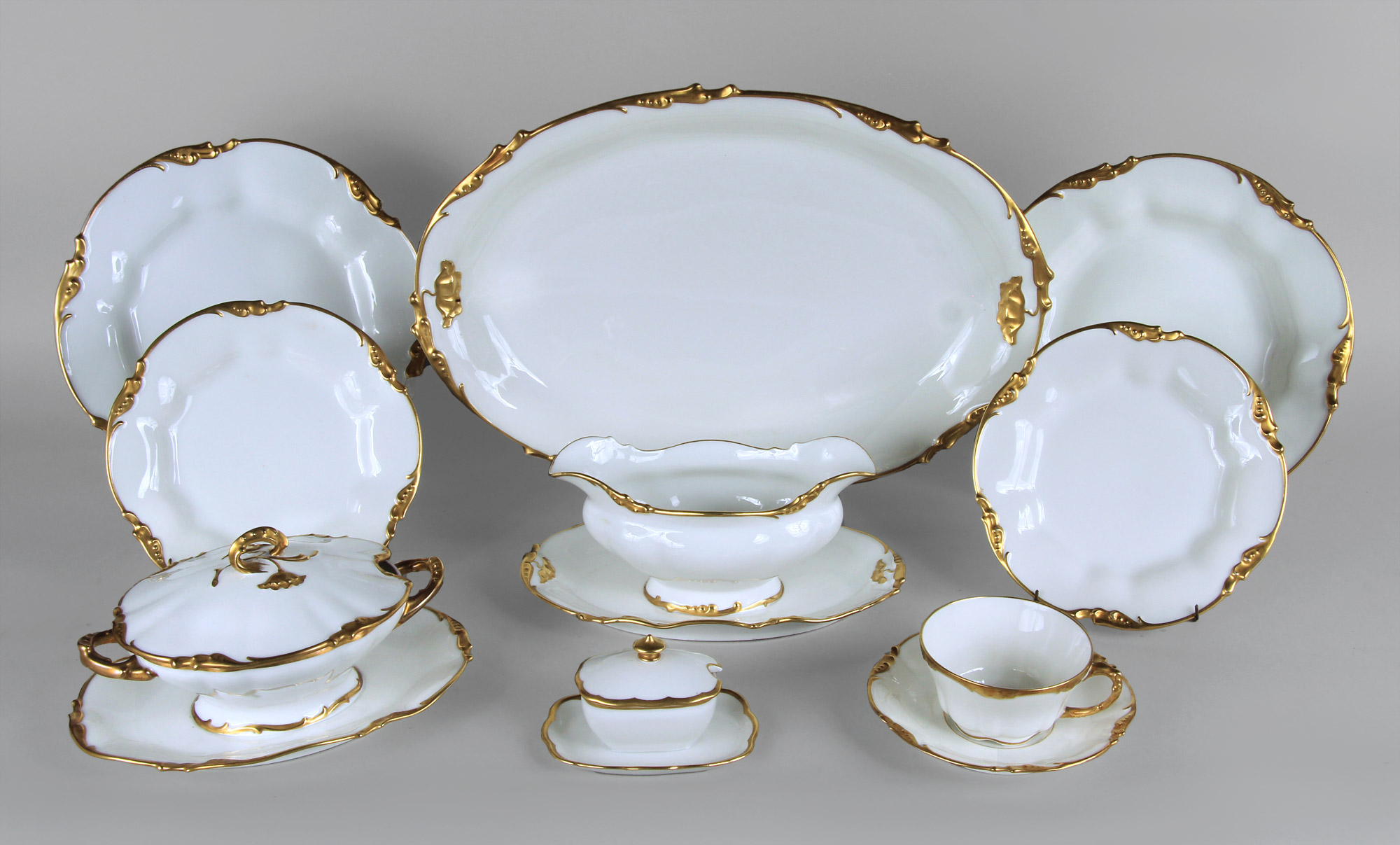  JUEGO DE PORCELANA FRANCESA PARA MESA. 
