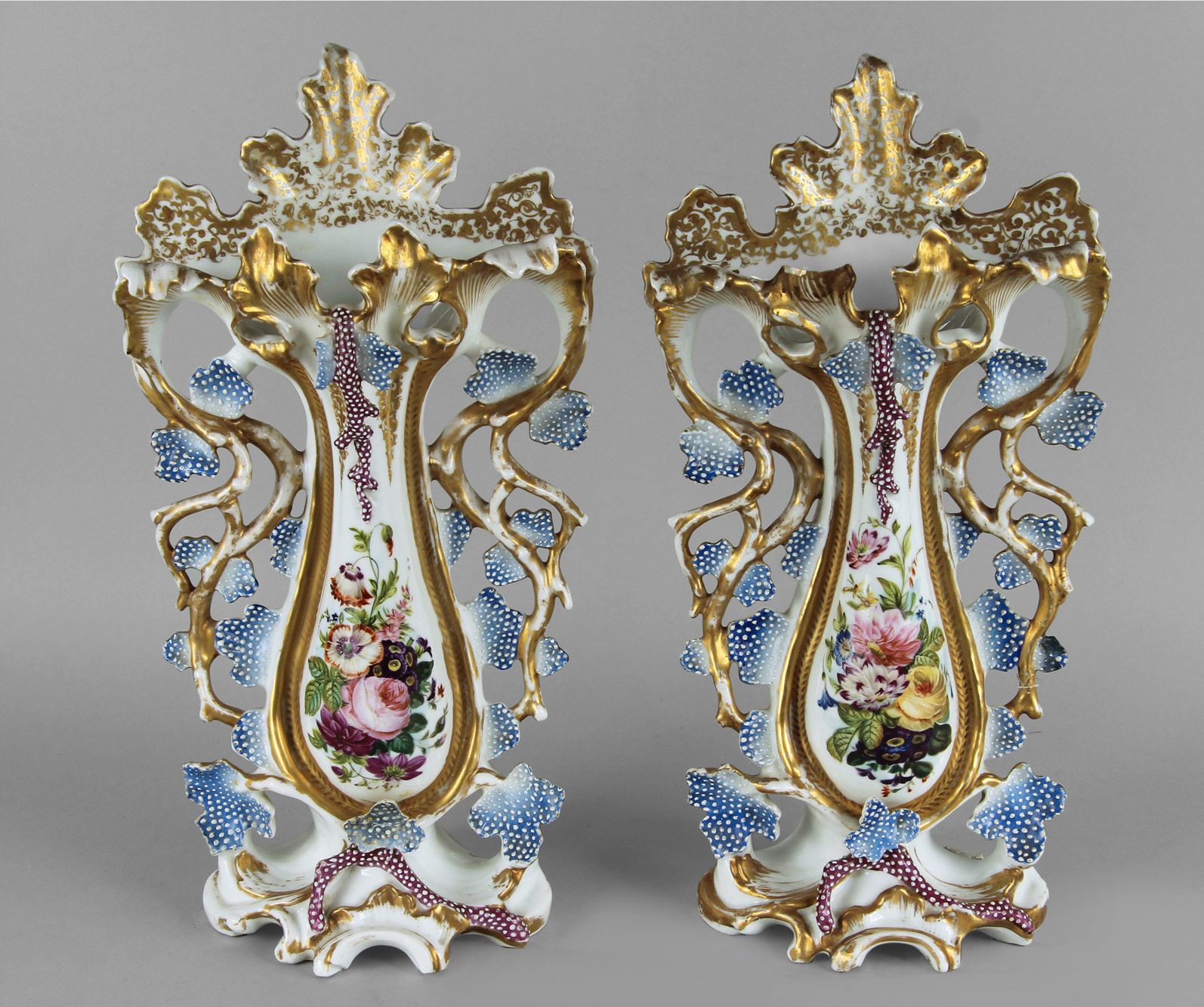  PAR DE ANTIGUOS FLOREROS DE PORCELANA ISABELINA. 