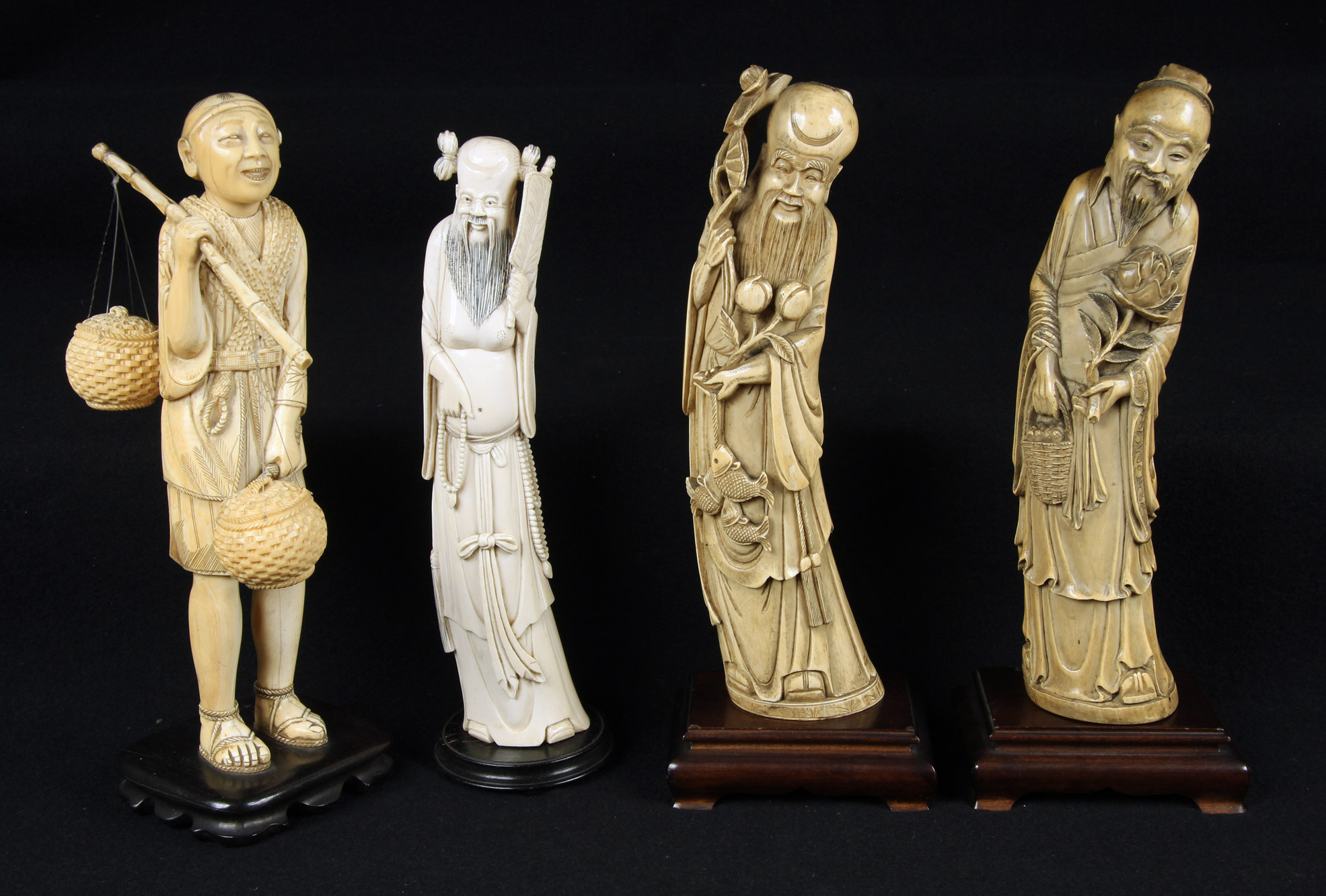 Lotes 561 y 562: 
																		DOS FIGURAS ORIENTALES DIFERENTES DE MARFIL ESCULPIDO. 
																		PAR DE ANTIGUAS FIGURAS JAPONESAS DE MARFIL ESCULPIDO.
