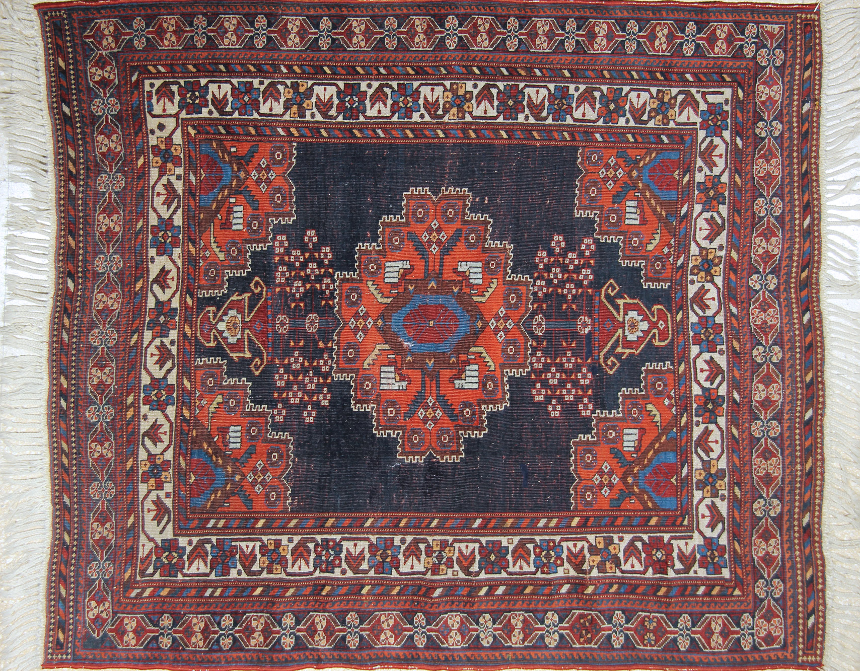  PEQUEÑA ALFOMBRA CAUCASICA DE LANA TEJIDA A MANO. 