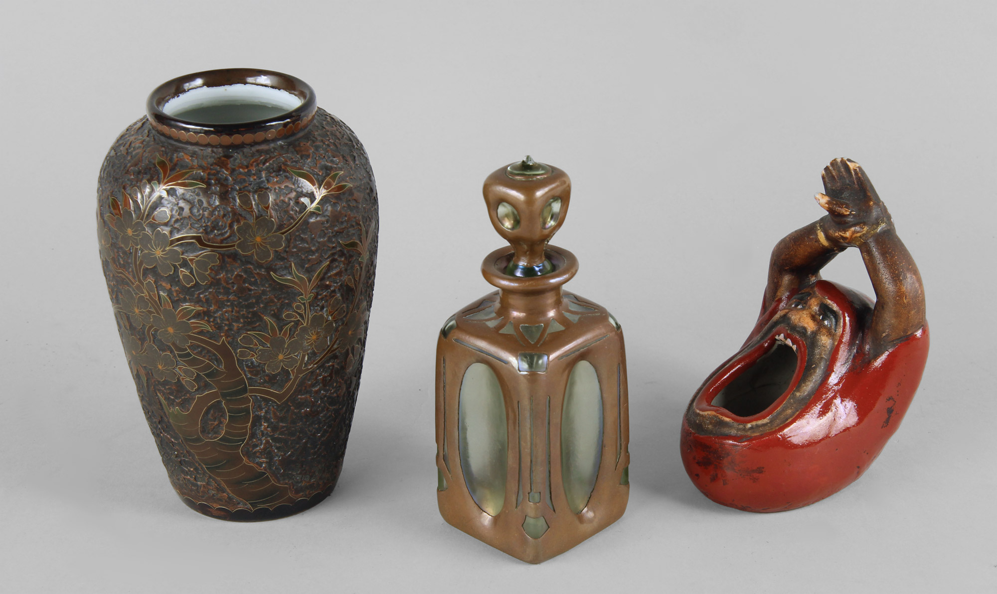 Lotes 571, 572 y 573:
VASO DE PORCELANA JAPONESA JITAISOME JIPPO.
PERFUMERO ART & CRAFT DE VIDRIO ARTISTICO CON TAPA.
CALIENTA MANOS DE CERAMICA JAPONESA DE KUTANI. Lotes 571, 572 y 573:
VASO DE PORCELANA JAPONESA JITAISOME JIPPO.
PERFUMERO ART & CRAFT DE VIDRIO ARTISTICO CON TAPA.
CALIENTA MANOS DE CERAMICA JAPONESA DE KUTANI.