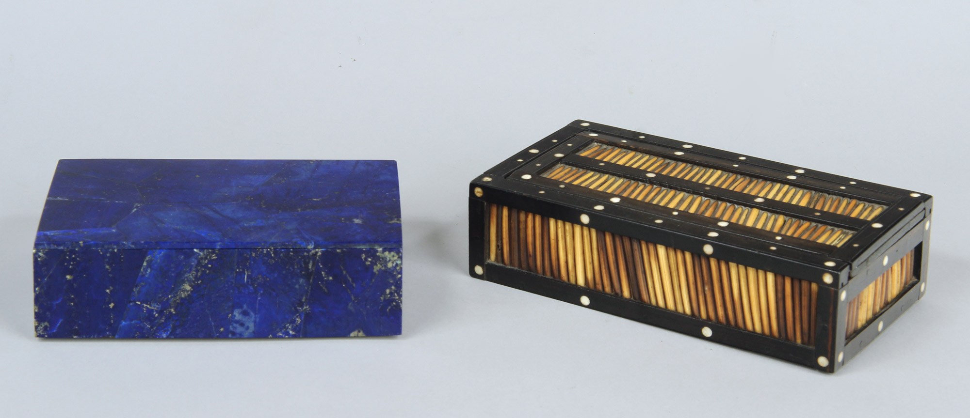Lotes 666 y 689:
CAJA RECTANGULAR DE LAPISLAZULI AFGANO CON TAPA.
ANTIGUA CAJA ANGLOINDIA DE EBANO Y PUERCOESPIN. Lotes 666 y 689:
CAJA RECTANGULAR DE LAPISLAZULI AFGANO CON TAPA.
ANTIGUA CAJA ANGLOINDIA DE EBANO Y PUERCOESPIN.