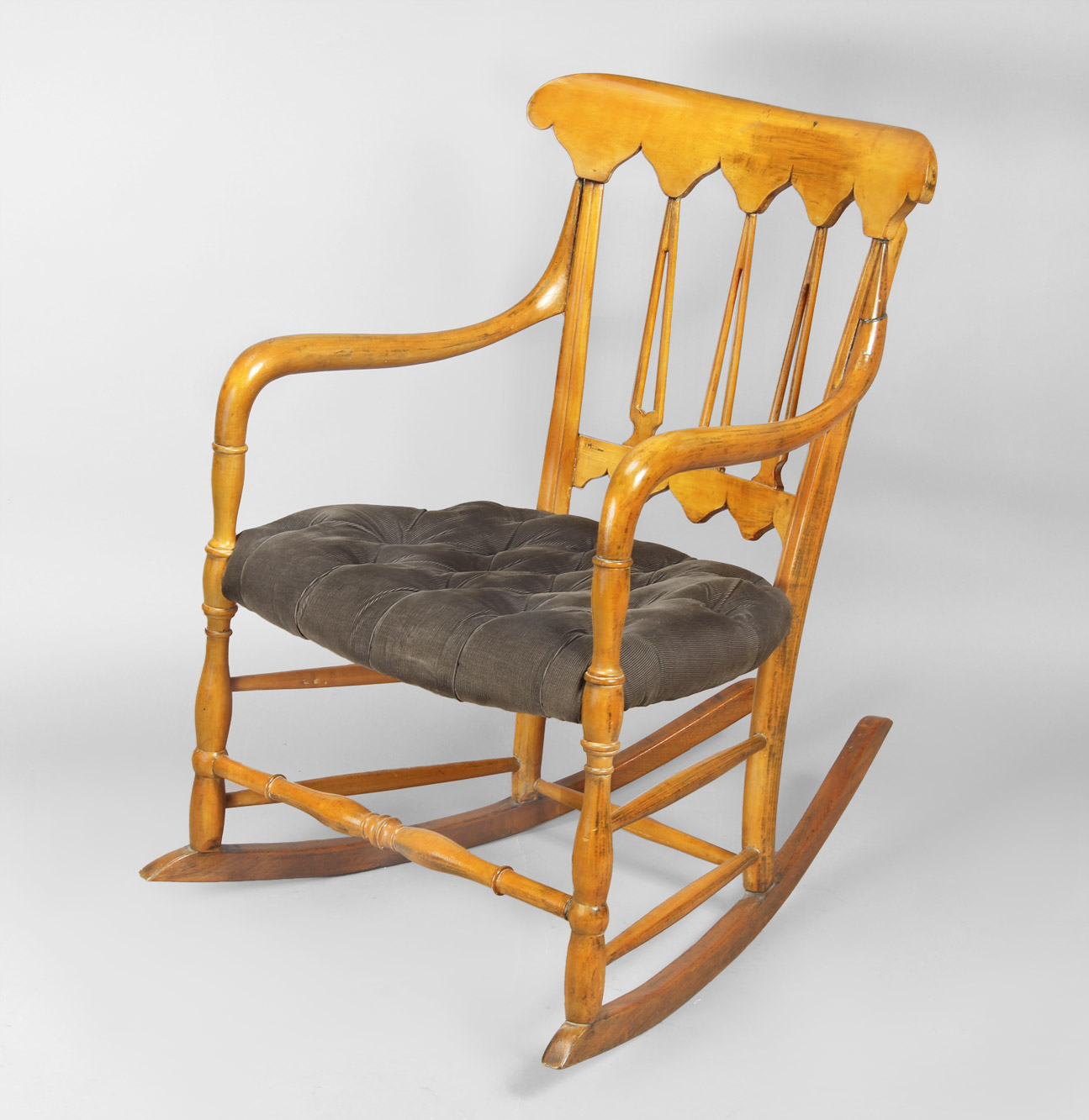  PEQUEÑO SILLON MECEDOR ESTILO INGLES. 