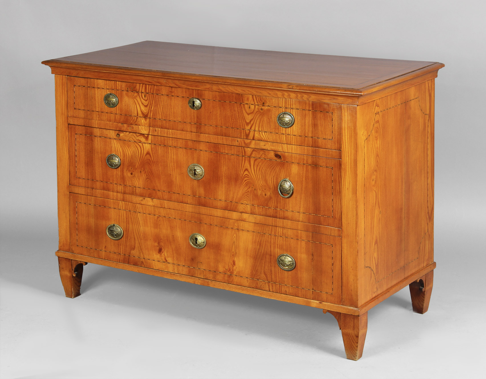  PEQUEÑA COMODA INGLESA EN MADERA DE PINOTEA. 