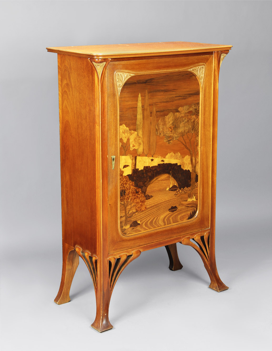  MUEBLE DE ARRIMO A ALTURA DE APOYO ART NOUVEAU. 
