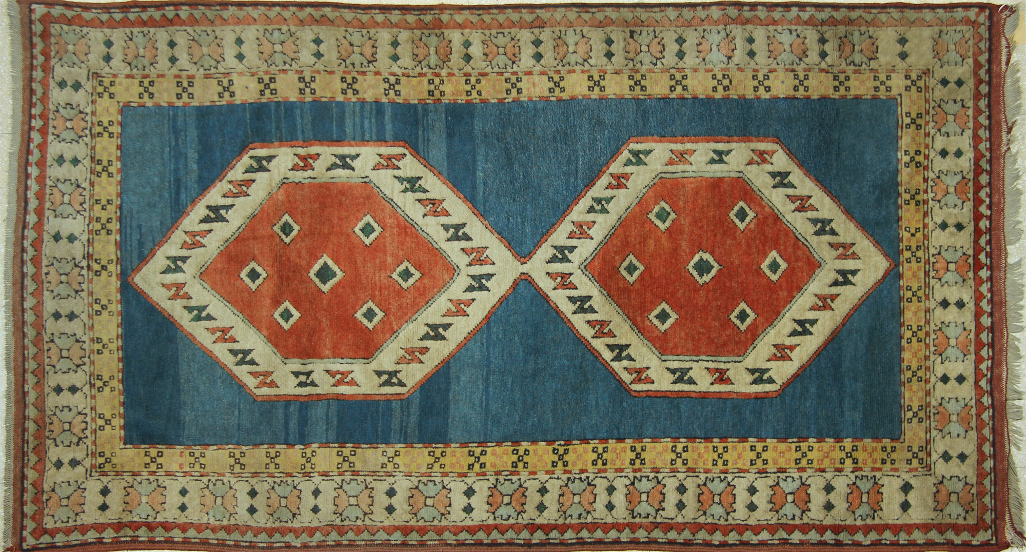  PEQUEÑA ALFOMBRA PERSA DE LANA TEJIDA A MANO. 