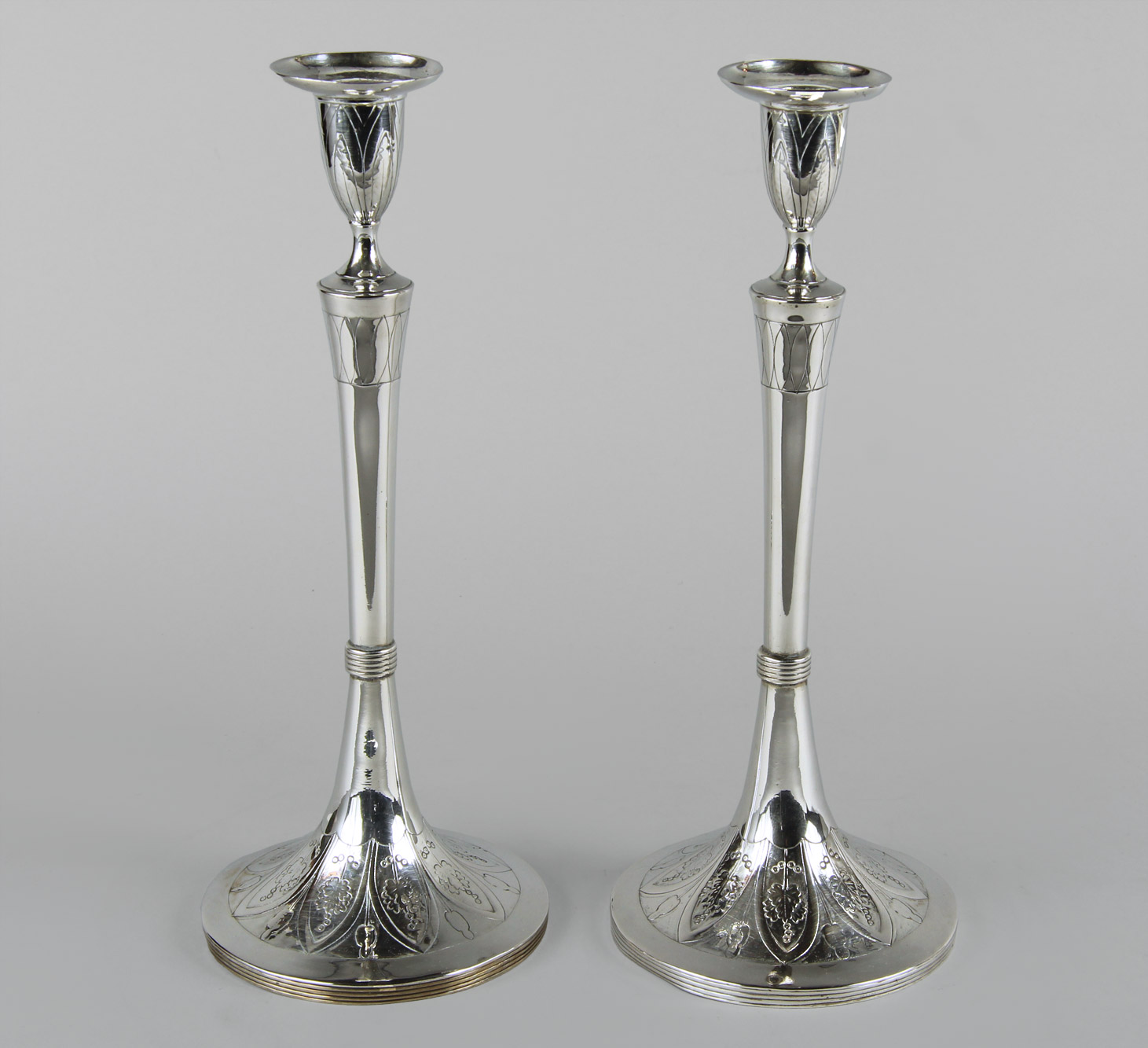  PAR DE CANDELEROS DE PLATA AUSTRO HUNGARA SELLADA. 