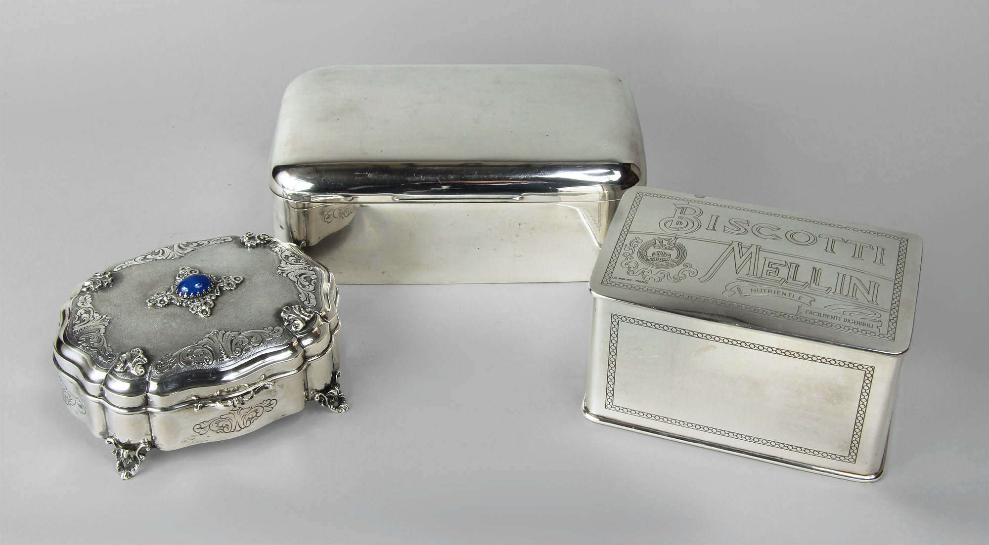 Lotes 626, 720: 
																		COFRE ALHAJERO DE PLATA 800 SELLADA. 
																		CAJA DE PLATA INGLESA SELLADA PARA CIGARROS. 