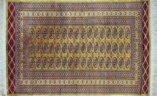 Lote 409: ALFOMBRA PAKISTANI DE LANA TEJIDA A MANO.  ALFOMBRA PAKISTANI DE LANA TEJIDA A MANO. 