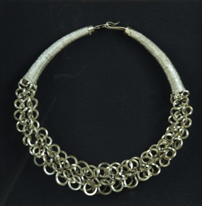 Lote 607: COLLAR ABORIGEN SUDAMERICANO EN FANAL.  COLLAR ABORIGEN SUDAMERICANO EN FANAL. 