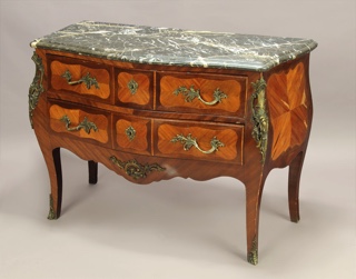Lote 235: ANTIGUA COMODA FRANCESA DE ESTILO LUIS XV.  ANTIGUA COMODA FRANCESA DE ESTILO LUIS XV. 