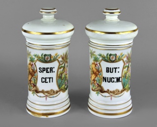 Lote 688: PAR DE FRASCOS DE PORCELANA FRANCESA PARA FARMACIA.  PAR DE FRASCOS DE PORCELANA FRANCESA PARA FARMACIA. 
