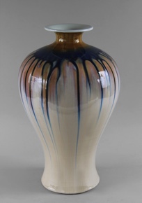 Lote 537: VASO CHINO DE PORCELANA ESMALTADA. VASO CHINO DE PORCELANA ESMALTADA.