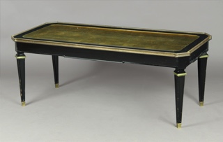 Lote 238: MESA BAJA ESTILO FRANCES LUIS XVI DE LA CASA JANSEN.  MESA BAJA ESTILO FRANCES LUIS XVI DE LA CASA JANSEN. 