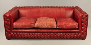 Lote 195: SOFA ESTILO ART DECO TAPIZADO EN CUERO ROJO.  SOFA ESTILO ART DECO TAPIZADO EN CUERO ROJO. 
