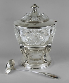 Lote 685: PONCHERA DE METAL ALEMAN WMF CON TAPA Y CUCHARON.  PONCHERA DE METAL ALEMAN WMF CON TAPA Y CUCHARON. 