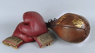 Lote 691: ANTIGUO CONJUNTO DE CUERO PARA BOXEO.  ANTIGUO CONJUNTO DE CUERO PARA BOXEO. 
