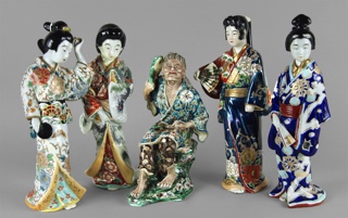 Lotes 592, 590 y 591: 
																		DOS ANTIGUAS FIGURAS JAPONESAS DE PORCELANA ESMALTADA. 
																		ANTIGUA FIGURA DE PORCELANA JAPONESA KUTANI. 
																		DOS ANTIGUAS FIGURAS JAPONESAS DE PORCELANA ESMALTADA. 