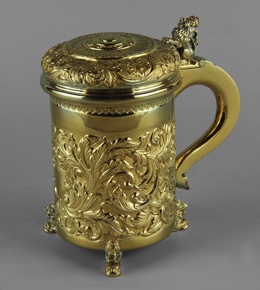 Lote 459: TANKARD DE PLATA EUROPEA SELLADA CON TAPA.  TANKARD DE PLATA EUROPEA SELLADA CON TAPA. 