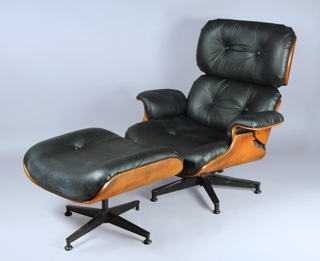 Lote 252: POLTRONA DISEÑO EAMES CON BANQUETA APOYAPIES.  POLTRONA DISEÑO EAMES CON BANQUETA APOYAPIES. 