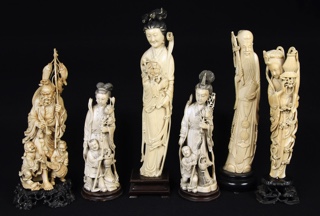 Lotes 504, 687, 580: 
																		GRUPO CHINO DE MARFIL ESCULPIDO. 
																		DOS GRUPOS CHINOS DE MARFIL ESCULPIDO. 
																		FIGURA CHINA DE MARFIL ESCULPIDO. 