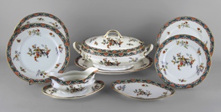 Lote 480: JUEGO DE PORCELANA FRANCESA LIMOGES PARA MESA.  JUEGO DE PORCELANA FRANCESA LIMOGES PARA MESA. 
