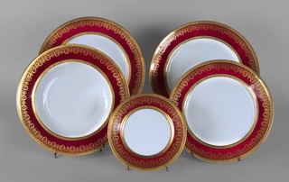 Lote 487: JUEGO DE PORCELANA FRANCESA LIMOGES PARA MESA.  JUEGO DE PORCELANA FRANCESA LIMOGES PARA MESA. 