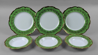 Lote 651: DIECISEIS PLATOS DE PORCELANA INGLESA COALPORT PARA MESA.  DIECISEIS PLATOS DE PORCELANA INGLESA COALPORT PARA MESA. 