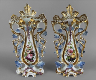 Lote 683: PAR DE ANTIGUOS FLOREROS DE PORCELANA ISABELINA.  PAR DE ANTIGUOS FLOREROS DE PORCELANA ISABELINA. 