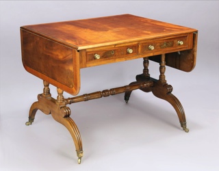 Lote 326: SOFA TABLE DE ESTILO INGLES CON ALETAS VOLCABLES.  SOFA TABLE DE ESTILO INGLES CON ALETAS VOLCABLES. 
