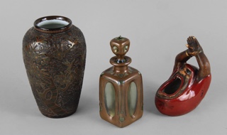 Lotes 571, 572 y 573: 
																		VASO DE PORCELANA JAPONESA JITAISOME JIPPO.
																		PERFUMERO ART & CRAFT DE VIDRIO ARTISTICO CON TAPA.
																		CALIENTA MANOS DE CERAMICA JAPONESA DE KUTANI.