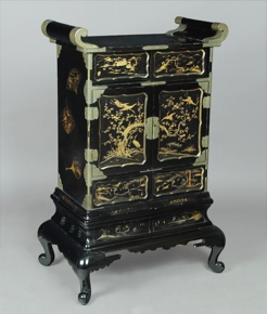 Lote 256: PEQUEÑO MUEBLE CHINO RECUBIERTO POR LACA NEGRA.  PEQUEÑO MUEBLE CHINO RECUBIERTO POR LACA NEGRA. 