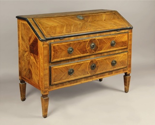 Lote 187: ANTIGUA COMODA SECRETAIRE ITALIANA DEL SIGLO XVIII.  ANTIGUA COMODA SECRETAIRE ITALIANA DEL SIGLO XVIII. 