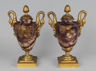 Lote 473: PAR DE ANFORAS FRANCESAS DE BLUE JOHN Y BRONCE DORADO.  PAR DE ANFORAS FRANCESAS DE BLUE JOHN Y BRONCE DORADO. 