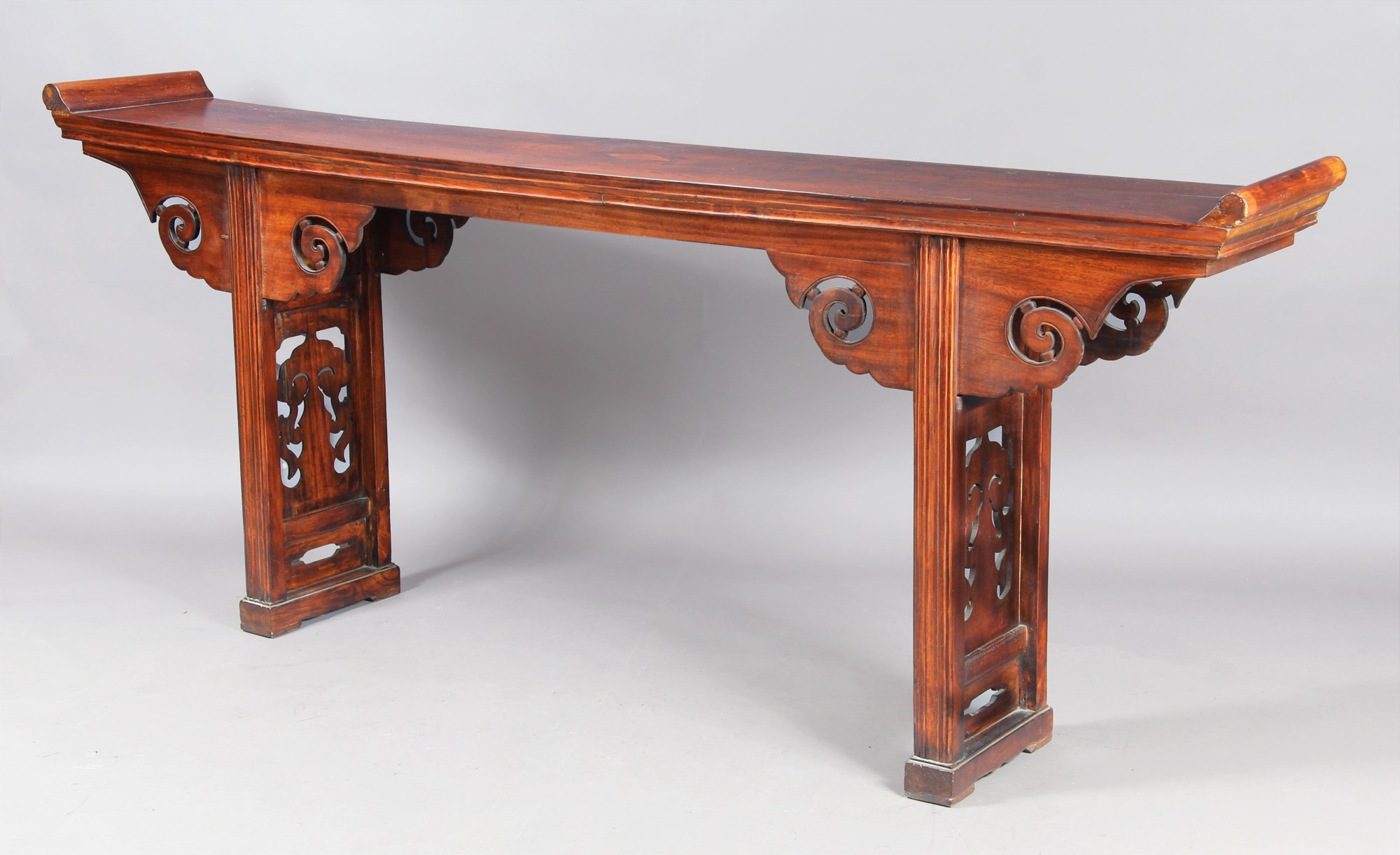  CONSOLA ALTA CHINA DE MADERA LUSTRADA. 