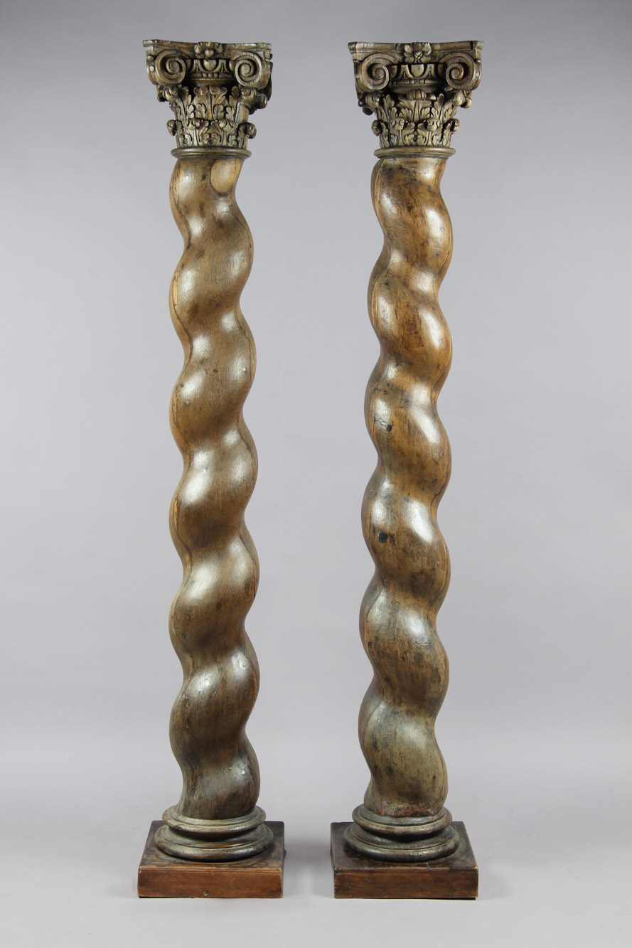  PAR DE COLUMNAS ALTAS EN MADERA DE ROBLE. 