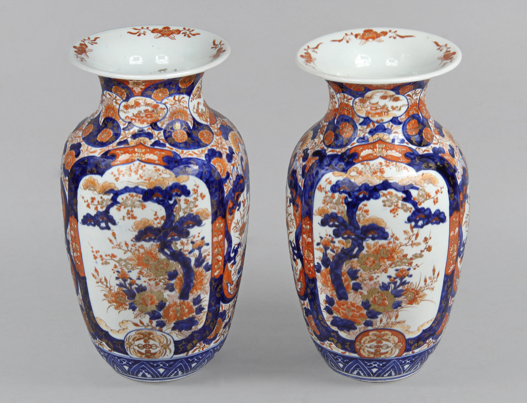  PAR DE VASOS DE PORCELANA JAPONESA IMARI. 