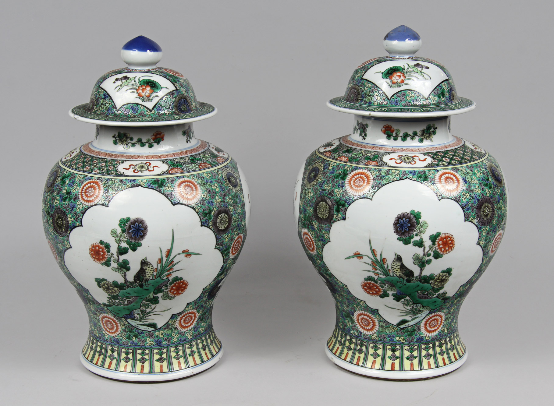  PAR DE ANTIGUOS POTICHES CHINOS DE PORCELANA CON TAPA. 