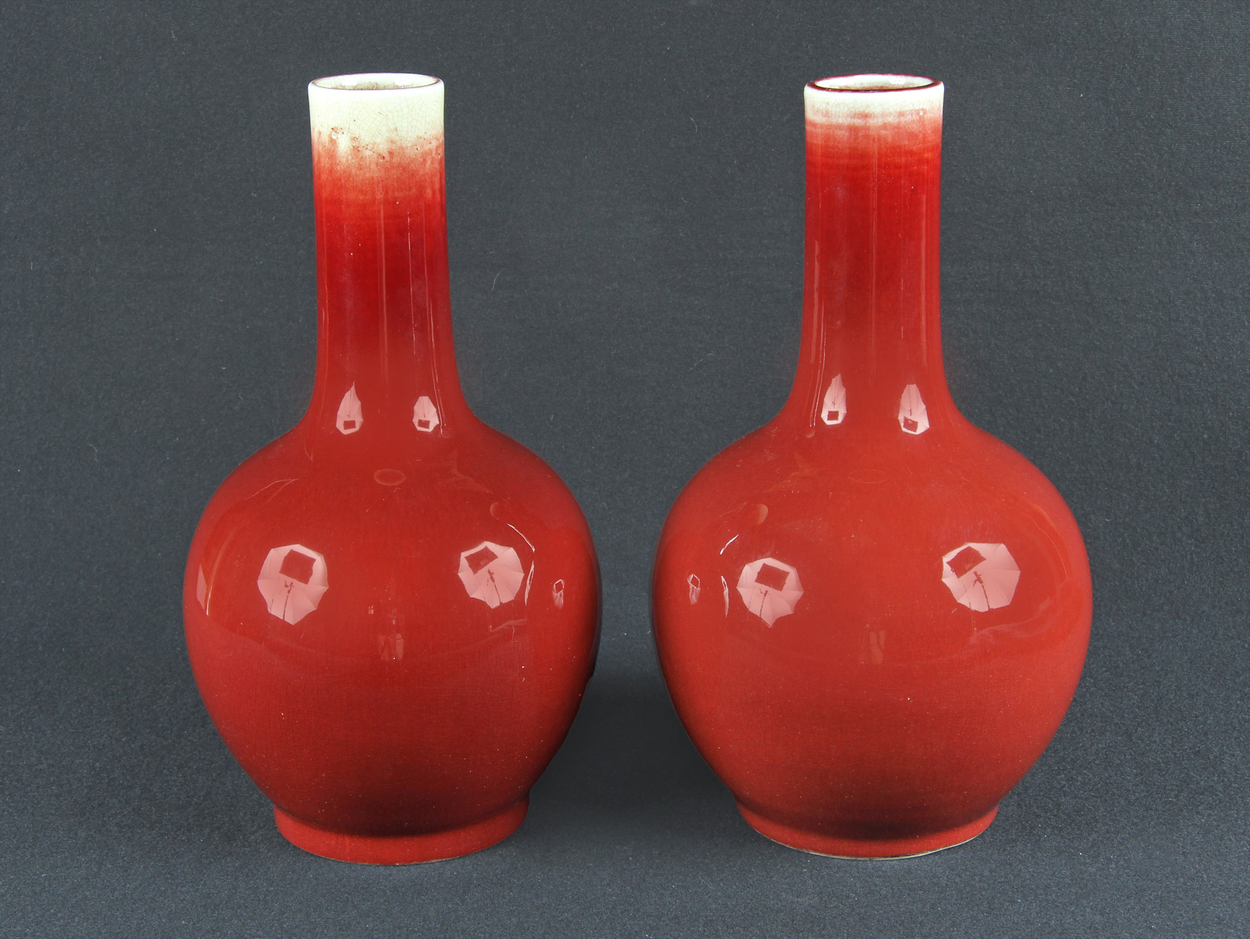  PAR DE ANTIGUOS VASOS CHINOS DE PORCELANA SANG DE BOEUF. 