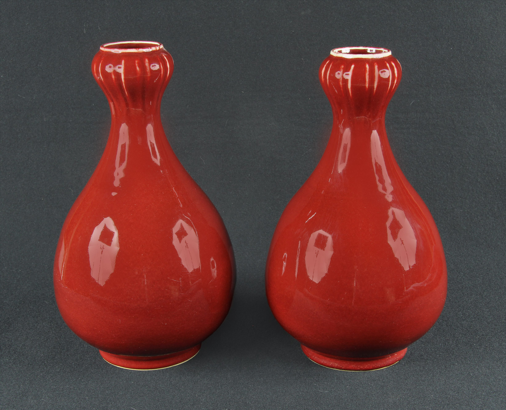 PAR DE ANTIGUOS VASOS CHINOS DE PORCELANA SANG DE BOEUF. 