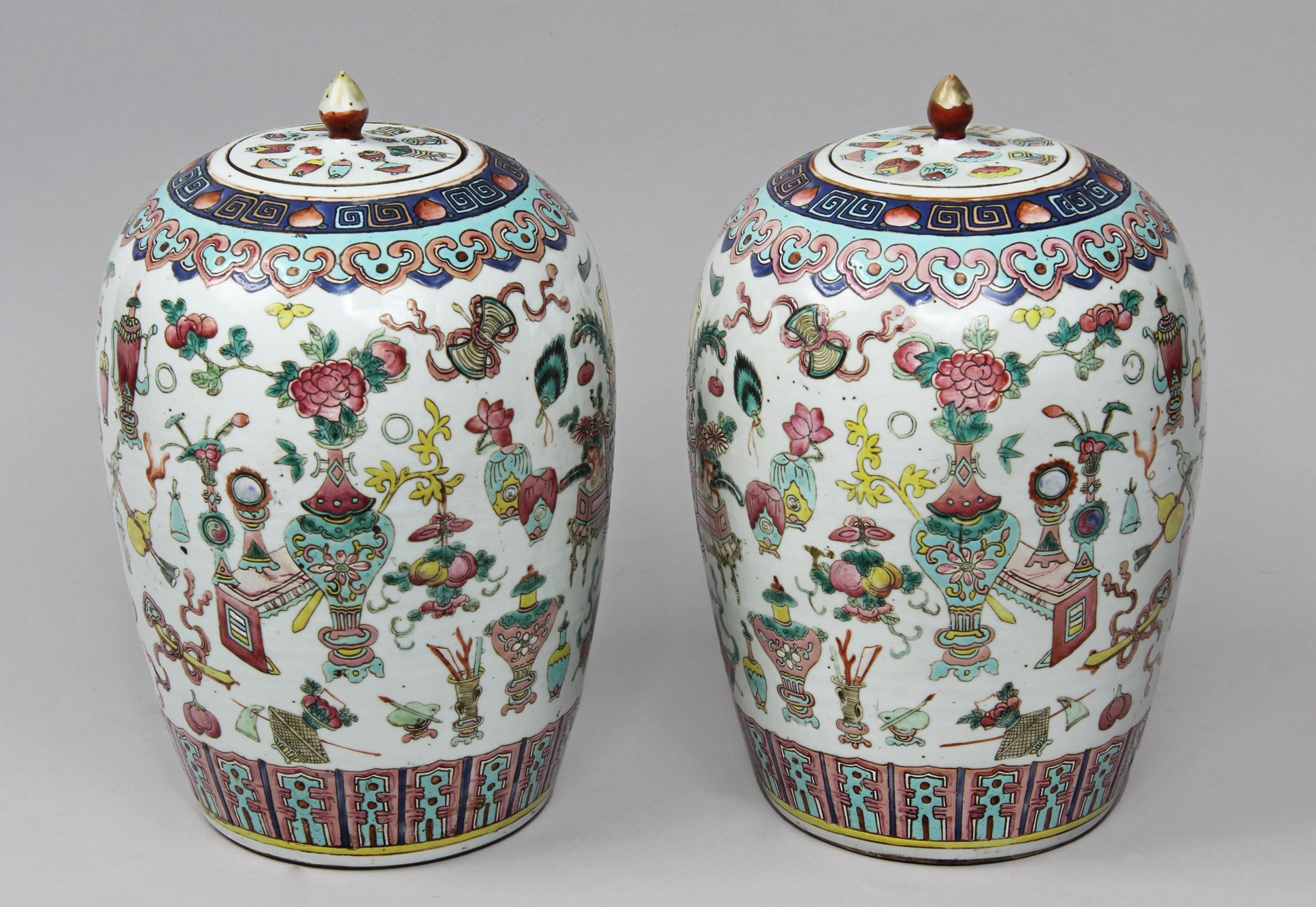  PAR DE ANTIGUOS POTICHES CHINOS DE PORCELANA CON TAPA. 
