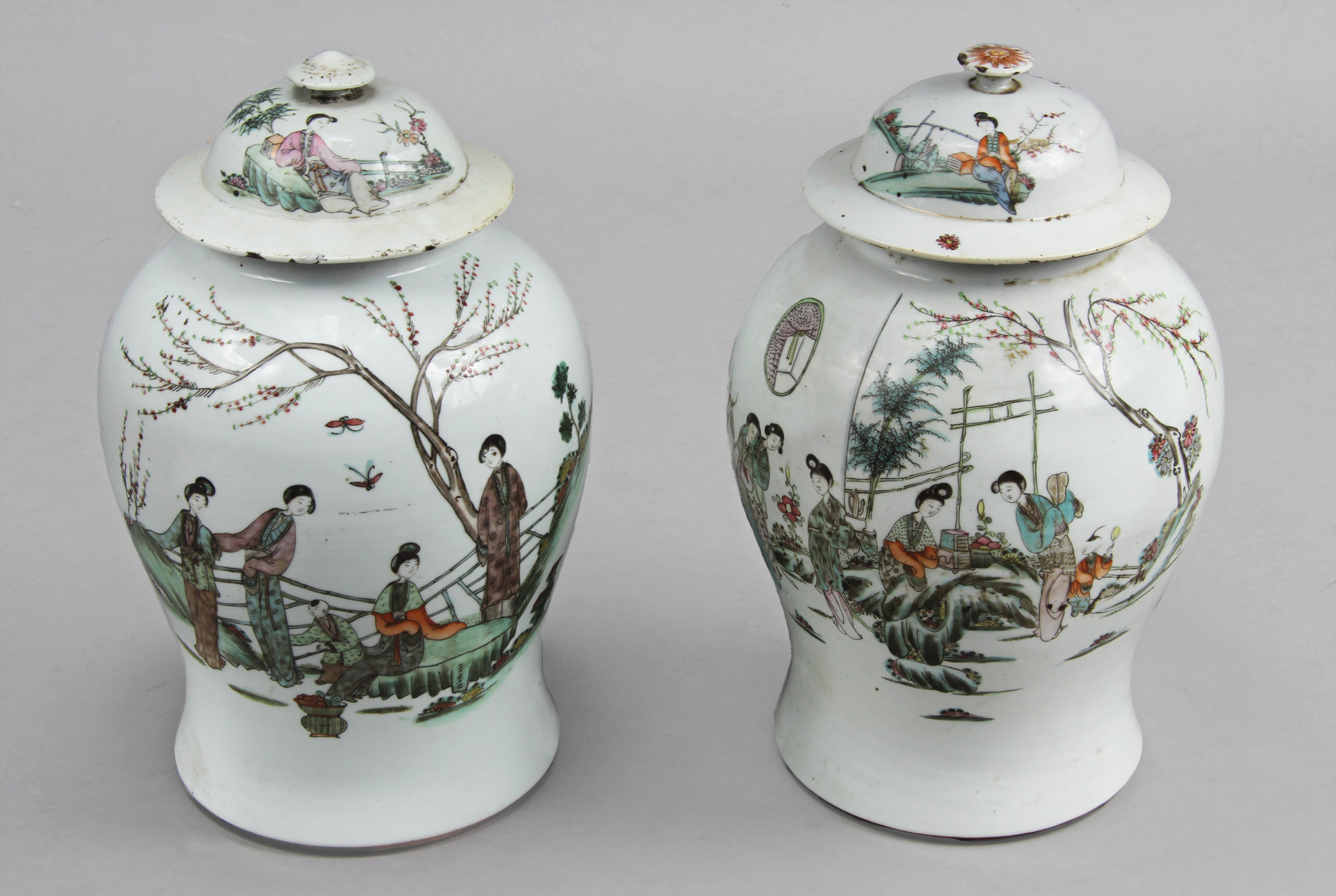  PAR DE POTICHES CHINOS DE PORCELANA ESMALTADA. 