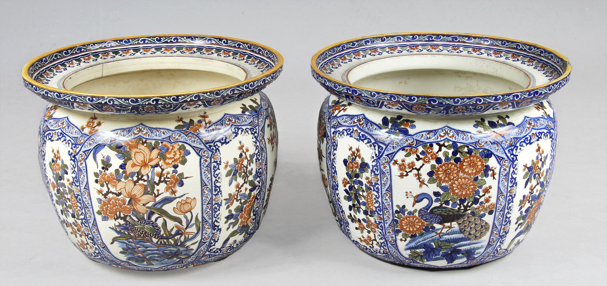  PAR DE CACHE POT DE PORCELANA EUROPEA ESMALTADA. 