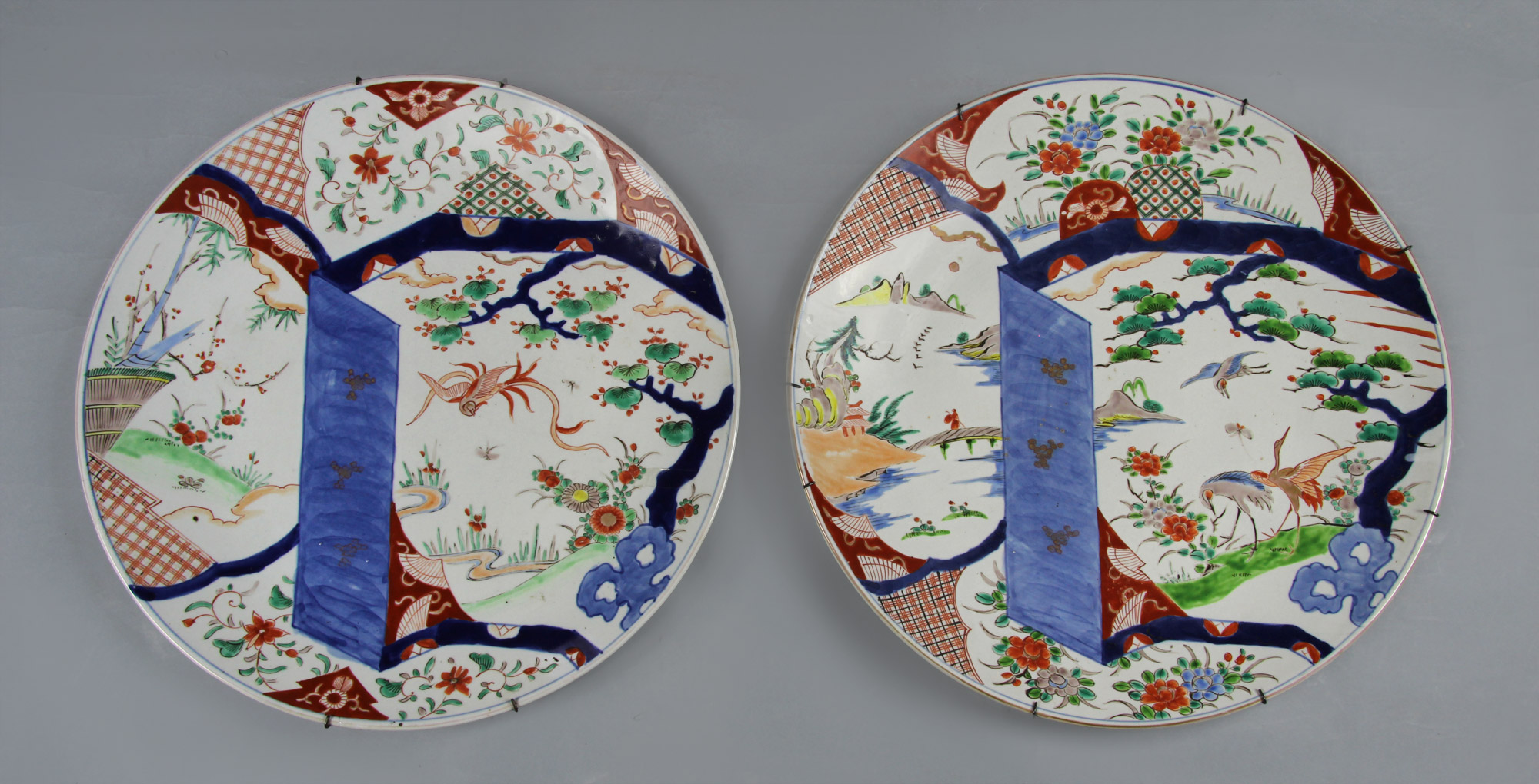  CUATRO GRANDES PLATOS DE PORCELANA JAPONESA IMARI. 