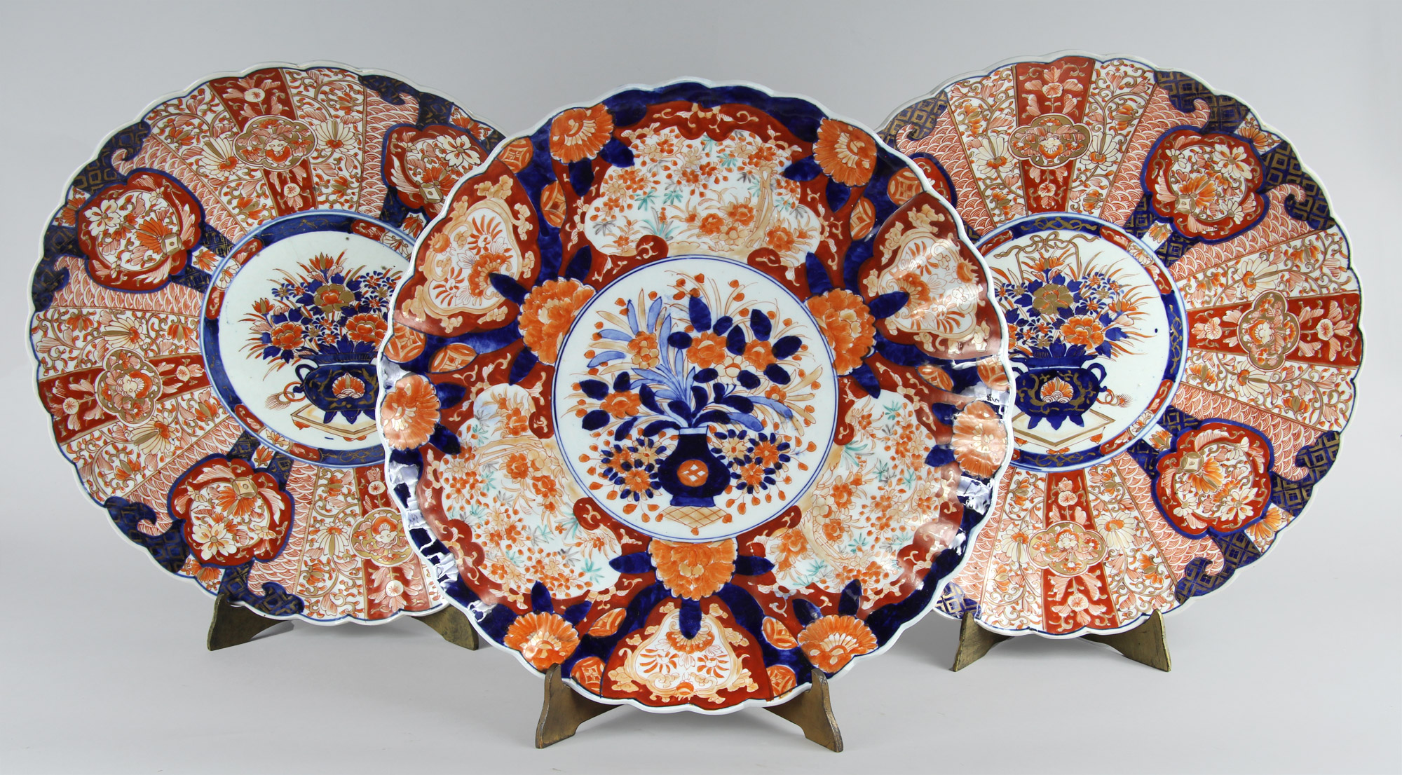  TRES GRANDES PLATOS DE PORCELANA JAPONESA IMARI. 