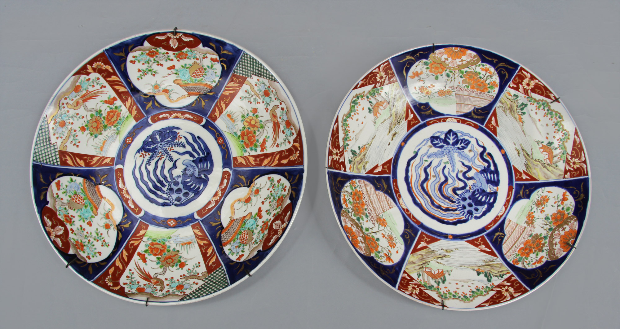  PAR DE GRANDES PLATOS DE PORCELANA JAPONESA IMARI. 
